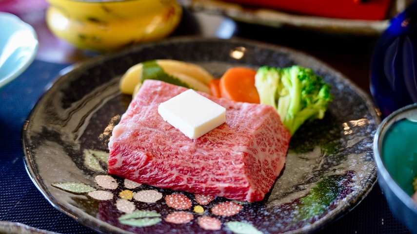 【グレードアップ-山の幸-】＜九州産の牛陶板焼き＞あつあつジューシー！お口でとろけるお肉の旨み
