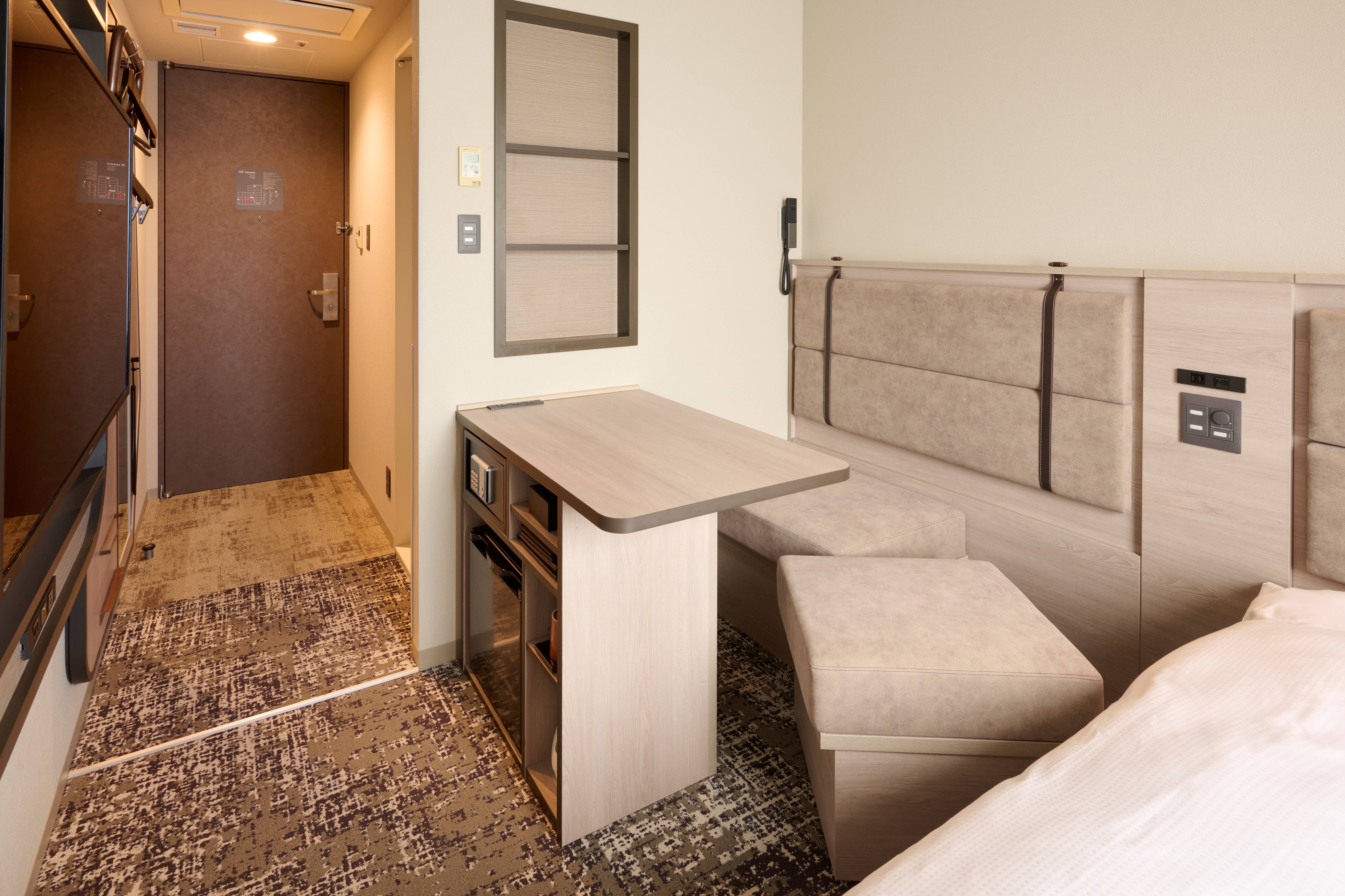 ヴィアインシングル(13㎡ / 140cmサイズベッド)　※ソファの一部は可動式です。