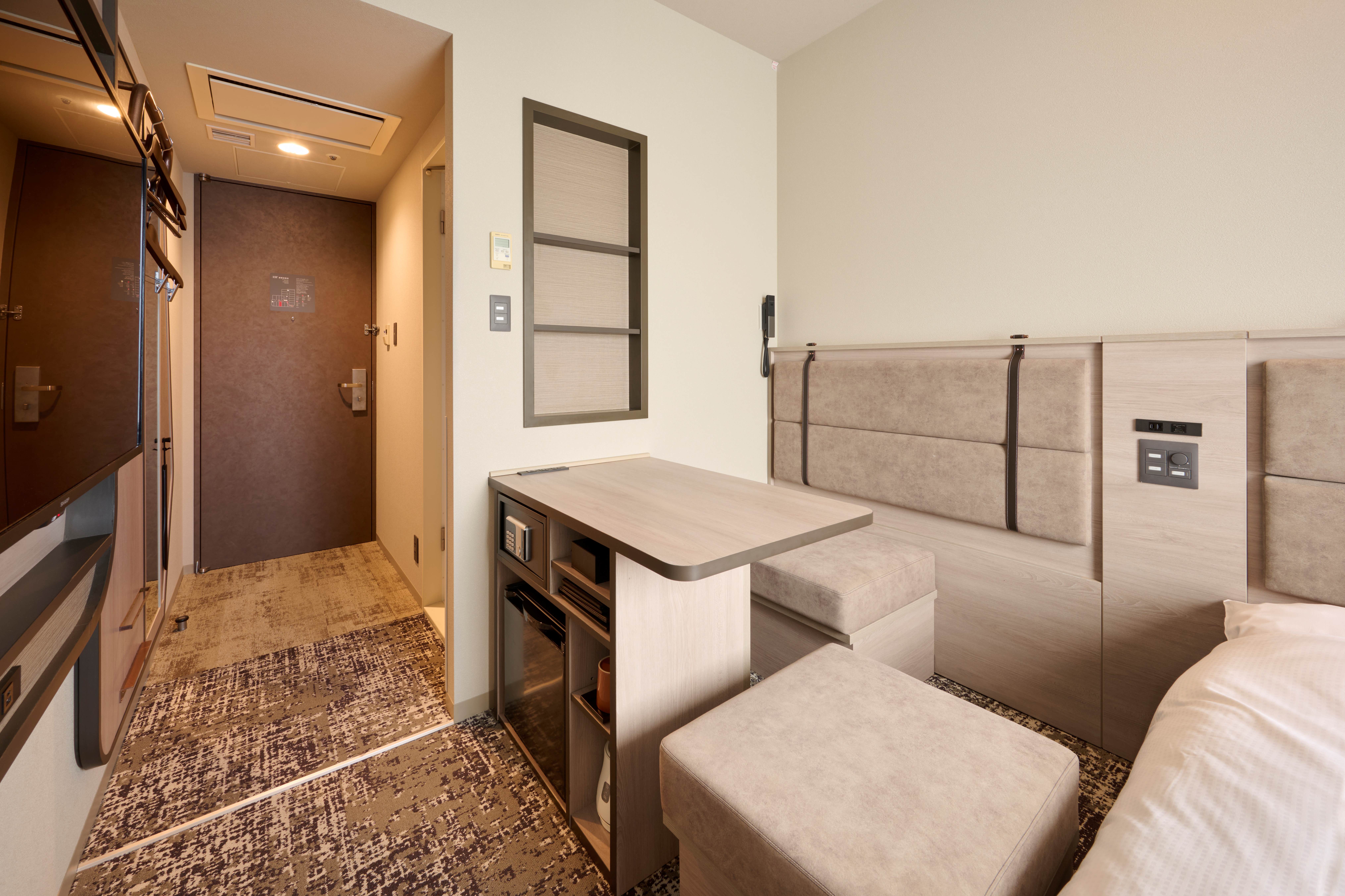 ヴィアインシングル(13㎡ / 140cmサイズベッド)　※ソファの一部は可動式です。