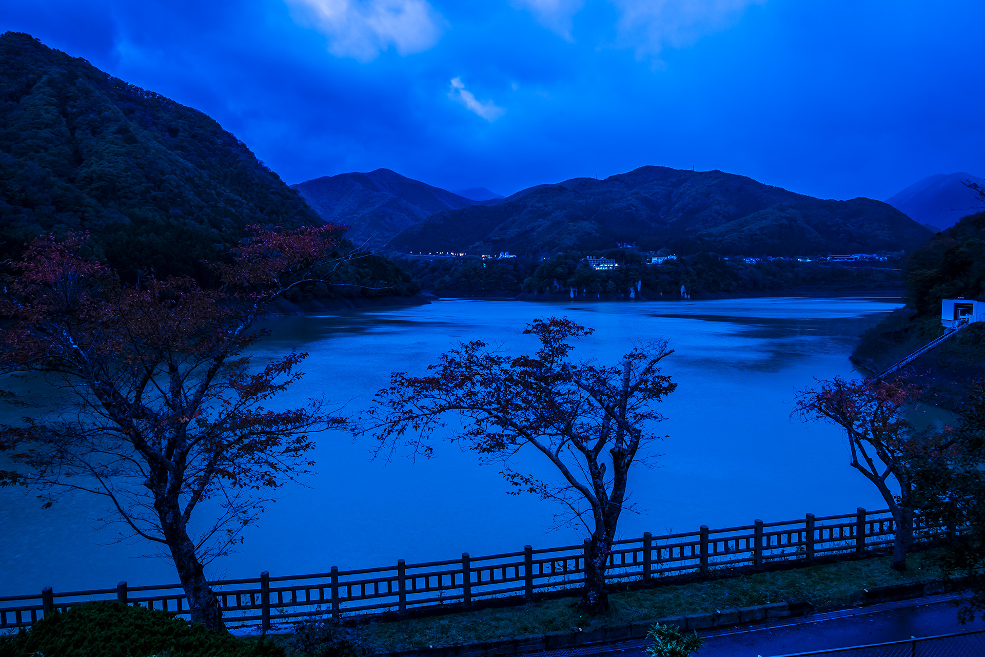 夜明け前の赤谷湖
