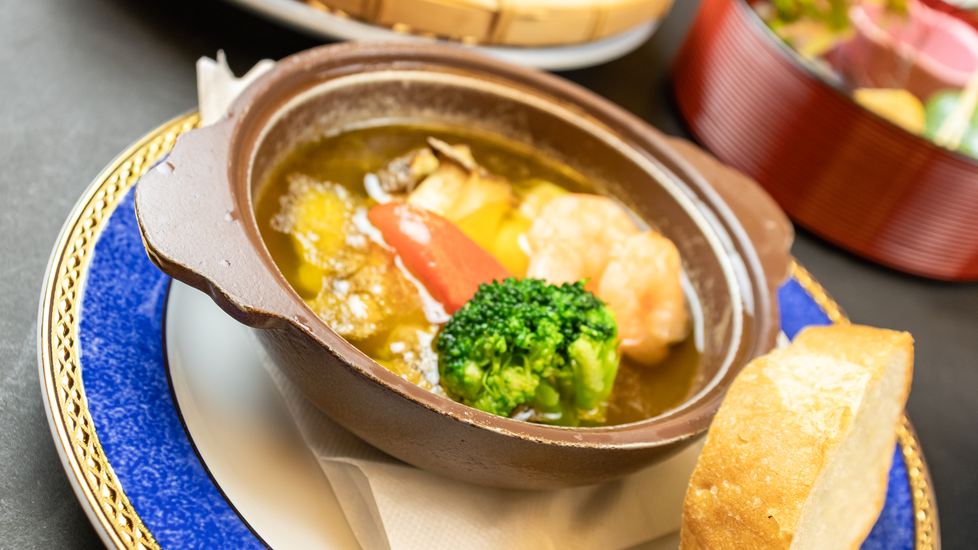 2025年9月10月《お献立一例》洋皿：海老・烏賊・浅利とエリンギのアヒージョ♪