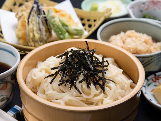 **昼食（天ぷらうどん）