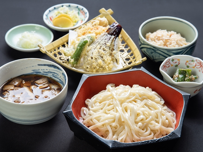 **昼食（野菜天付肉汁うどん)