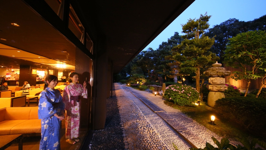 ライトアップされた日本庭園