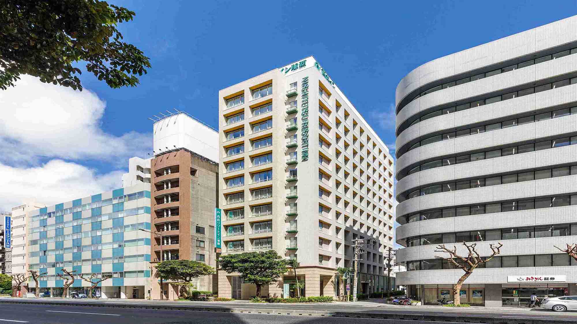 空港から車でおよそ15分