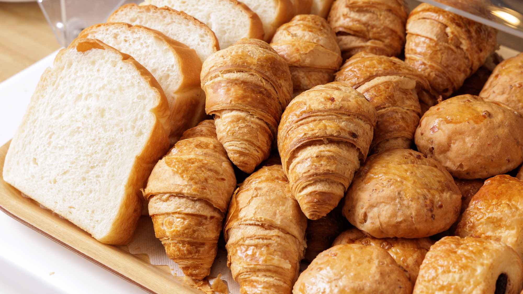 朝食会場　自家製焼き立てパン