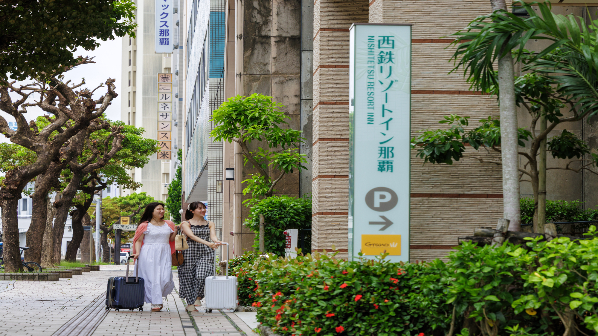 エントランス、那覇のメイン通り国道５８号線に面しています。