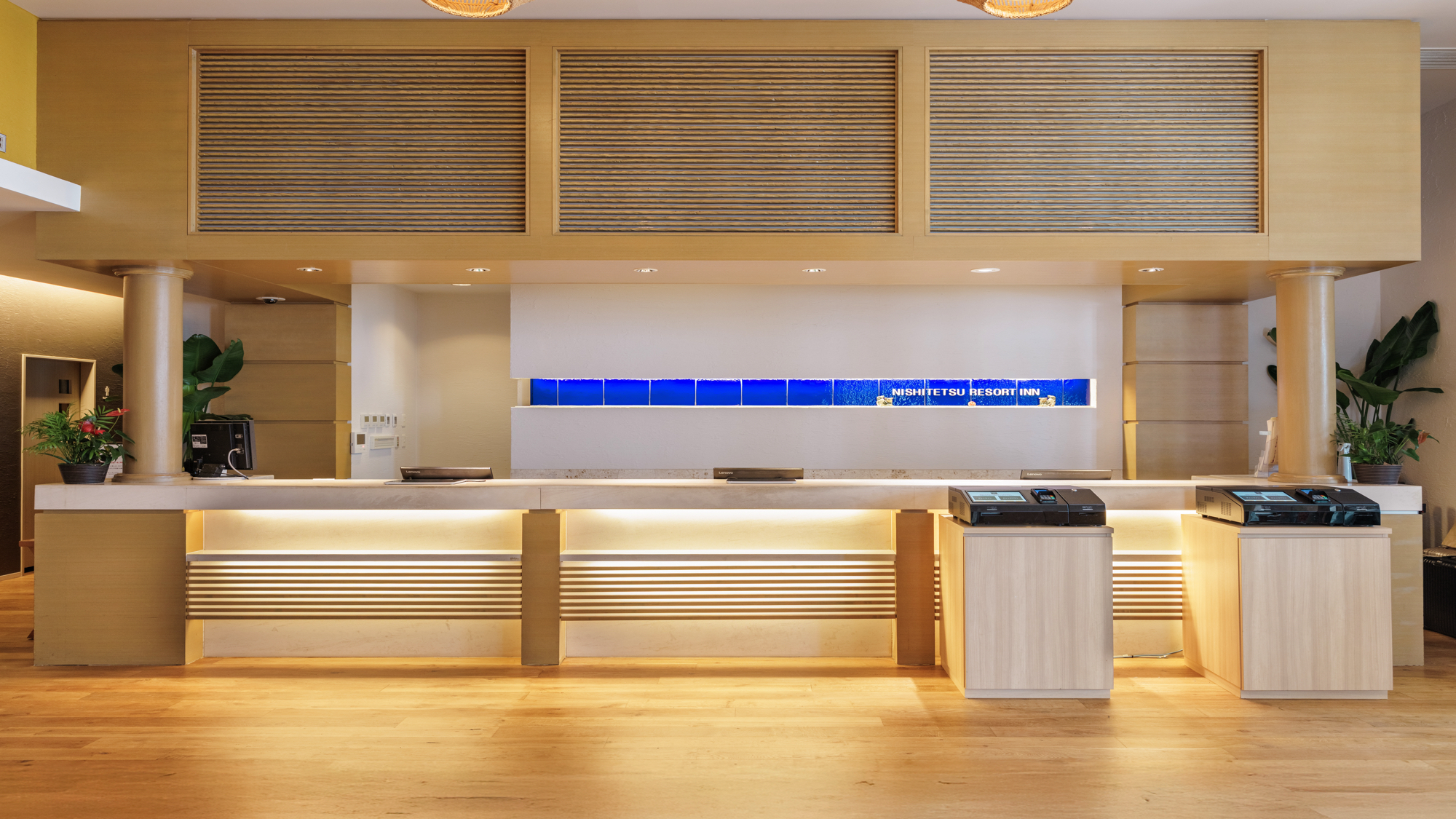 天井の高い開放的なロビー