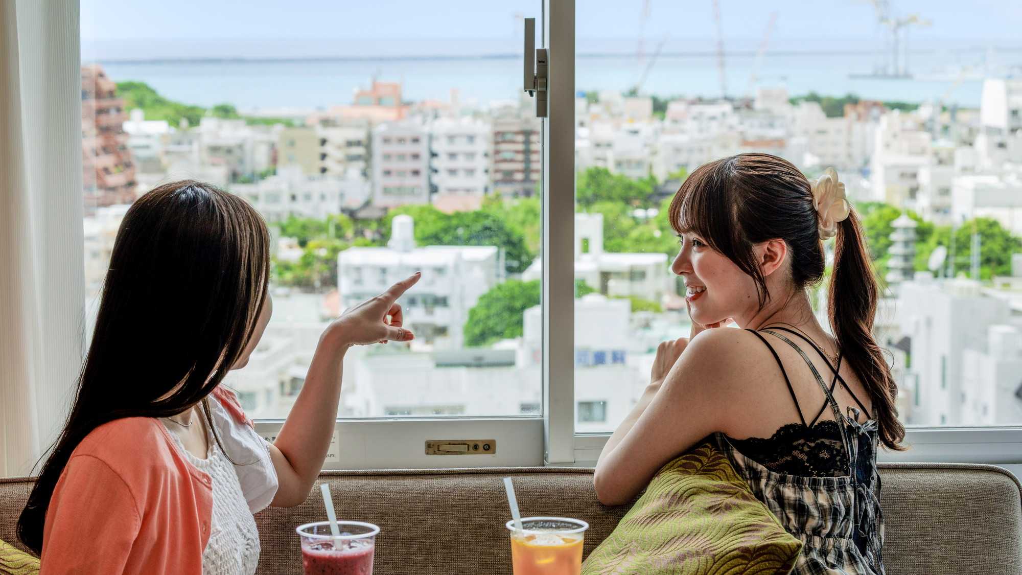 那覇の景色を眺めながら