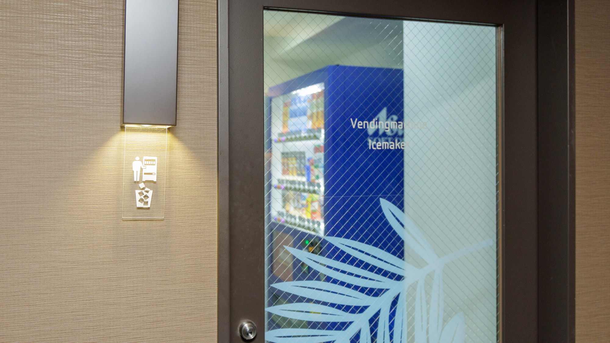 アルコール、ソフトドリンク自販機コーナー