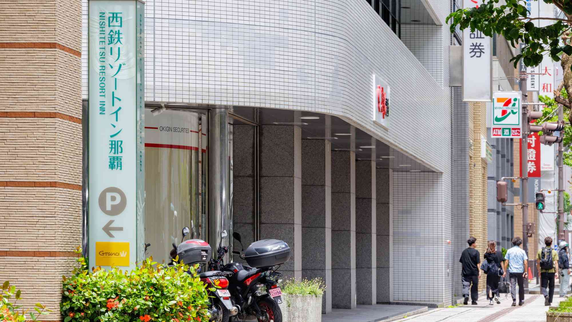 モノレール県庁駅前からおよそ徒歩5分