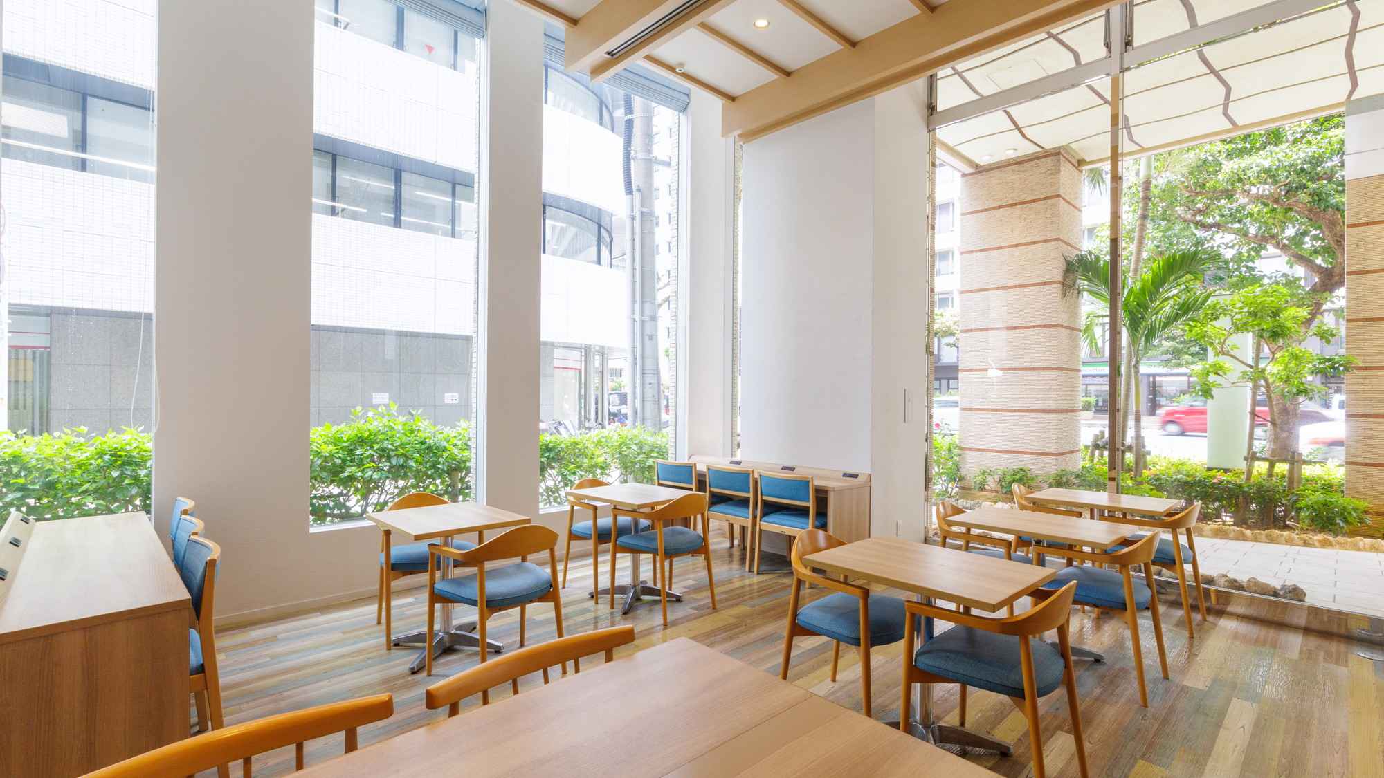 1階ラウンジ（7時～10時までは朝食会場）