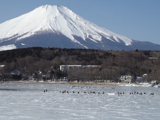 冬の名物詩・ワカサギの穴釣り