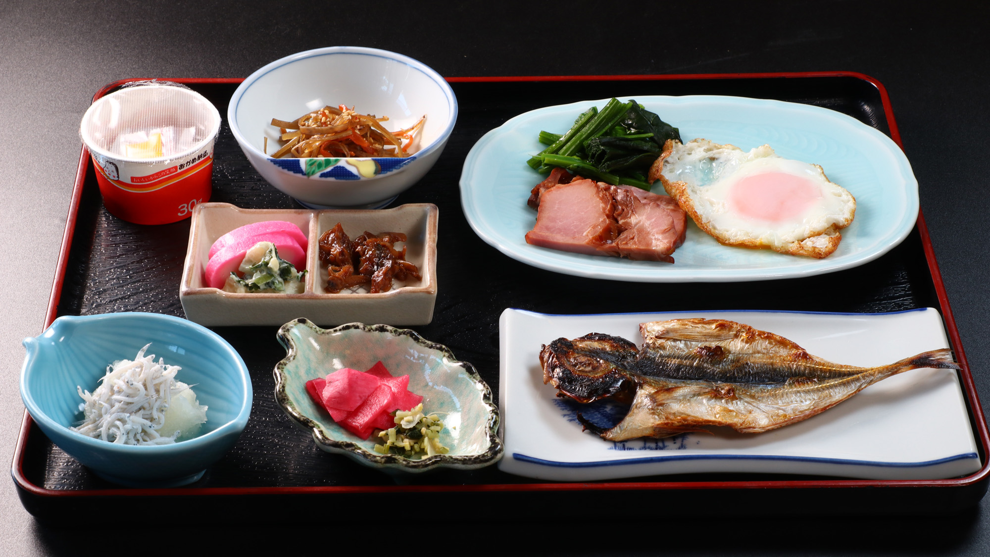 朝食は美味しいおかずを少しずつ。*