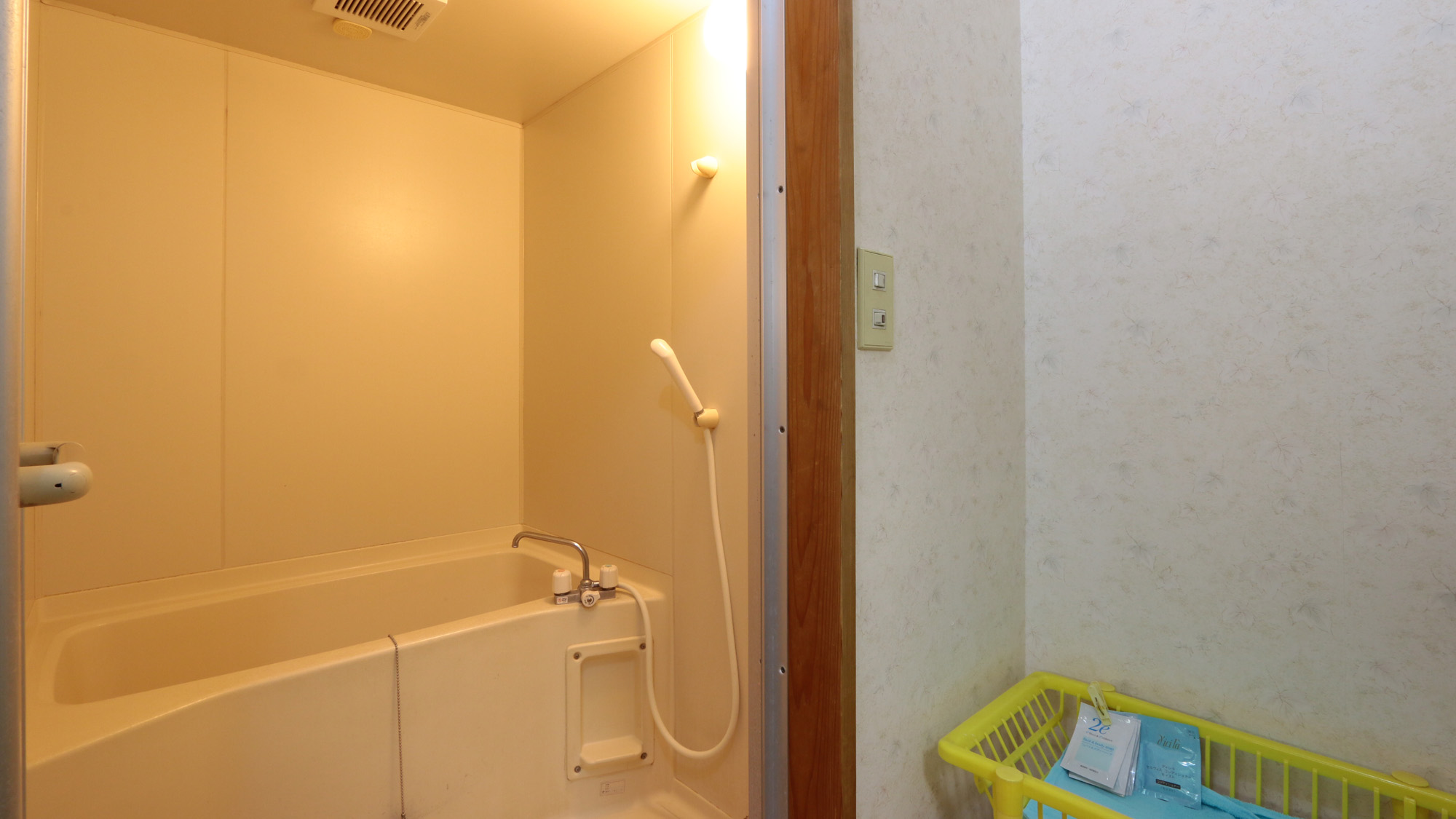 本館共用浴室・一箇所のみですので譲り合ってご利用下さい*