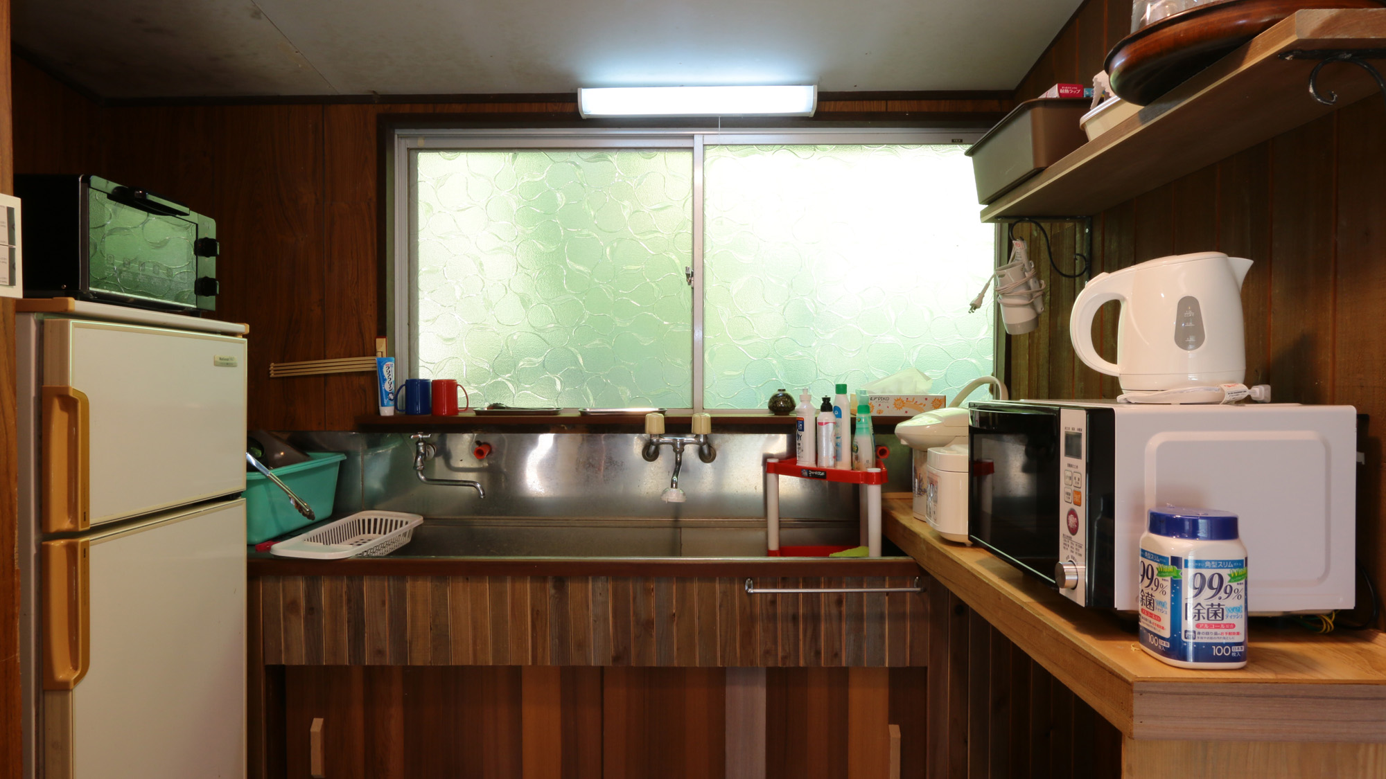 離れにはキッチン完備。レトロな感じのキッチンです*