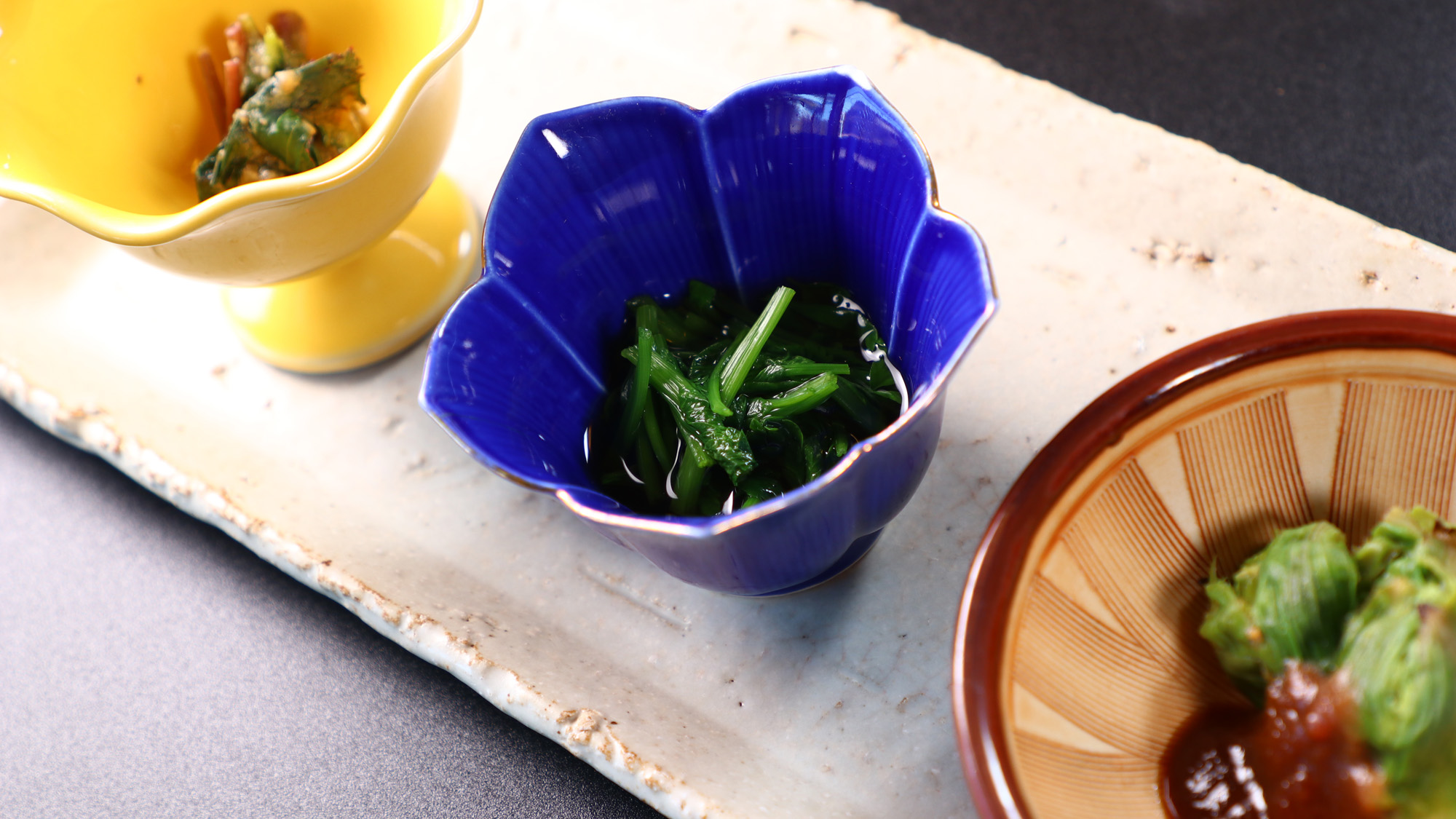 夕食_季節を感じる前菜を。※写真は春の前菜ですので山菜がメインとなります*