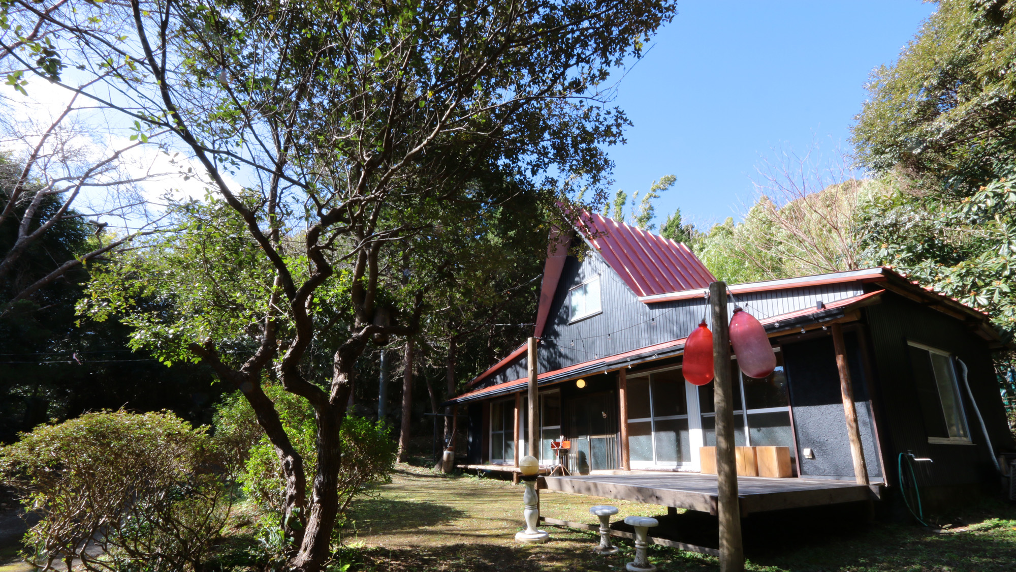 離れ_外観_伊豆の緑に囲まれた一軒家です*