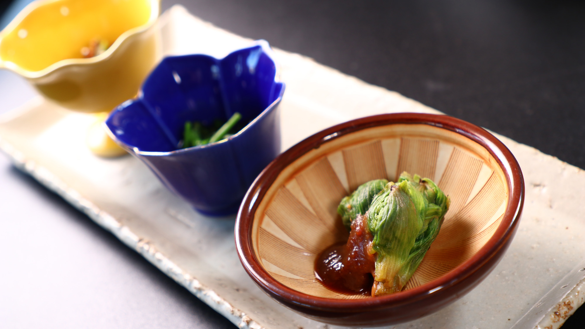 夕食_季節を感じる前菜を。※写真は春の前菜ですので山菜がメインとなります**