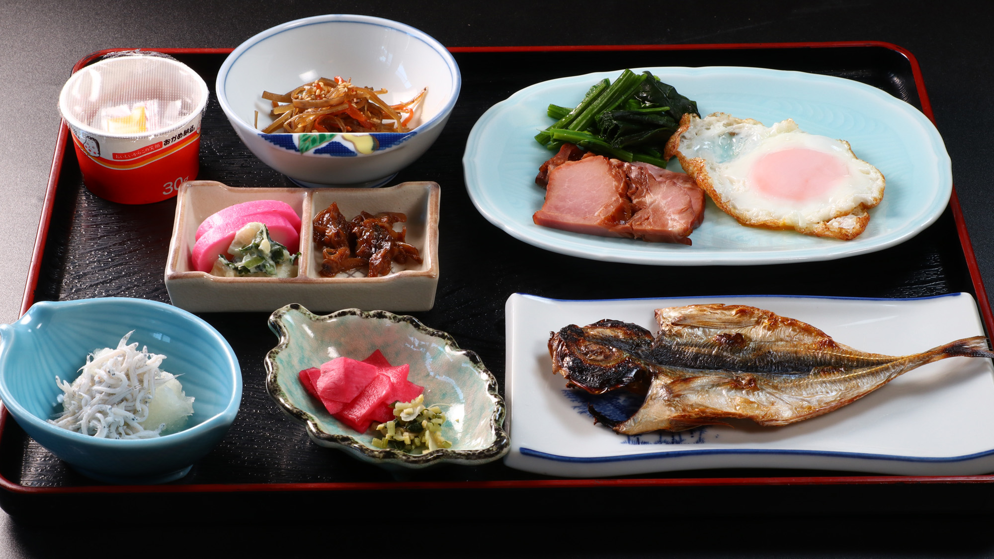 朝食は美味しいおかずを少しずつ。*