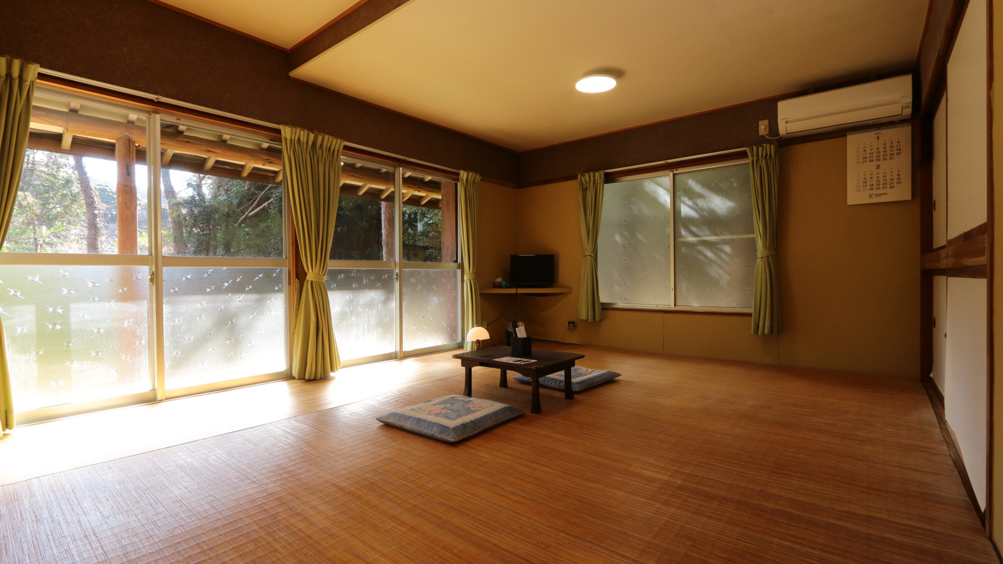 離れ_寝室としてご利用いただく10畳のお部屋。布団敷きはセルフサービスでお願いしております*