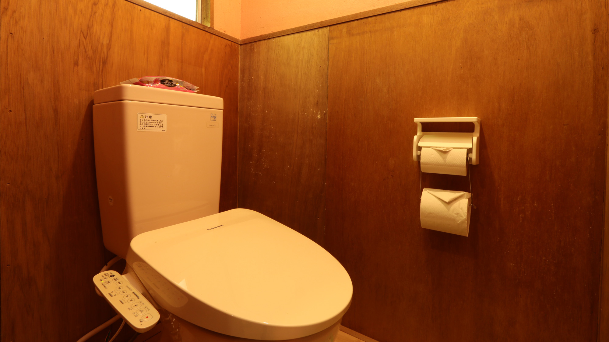 離れ_トイレ(個室)_離れ個室は温水洗浄機付きです*