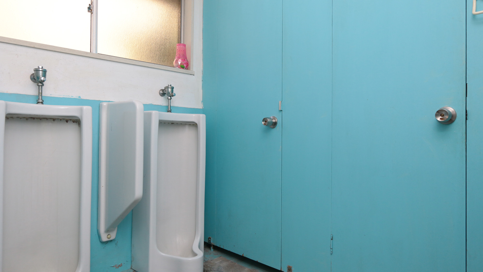 本館は男女共用のトイレです*