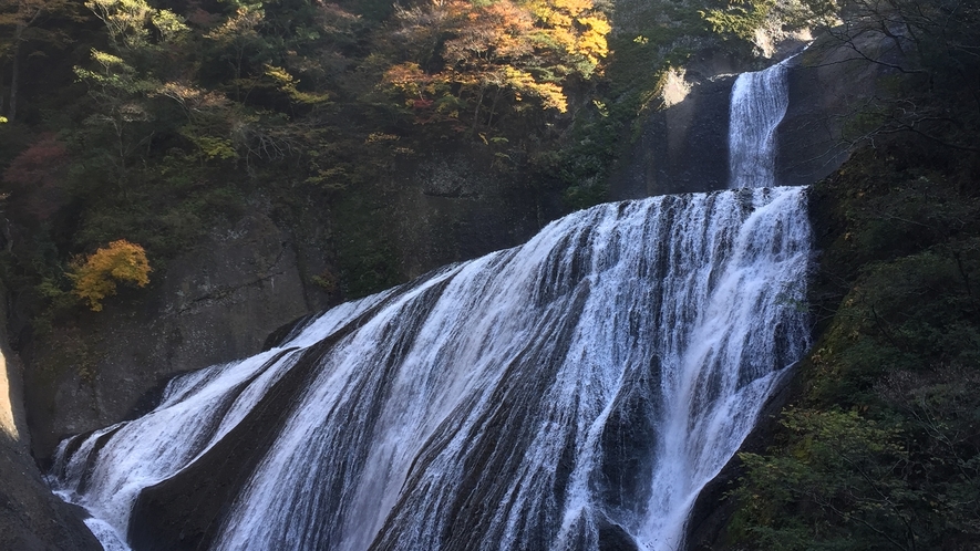 *【袋田の滝】流れが4段に落下することから、別名「四度(よど)の滝」とも呼ばれています。
