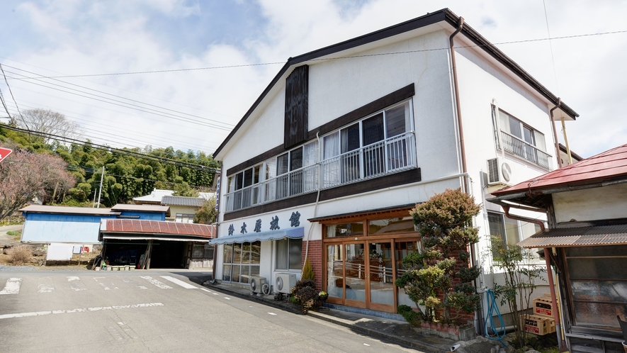 *【外観】JR下野宮駅から徒歩1分！創業90年の老舗旅館。