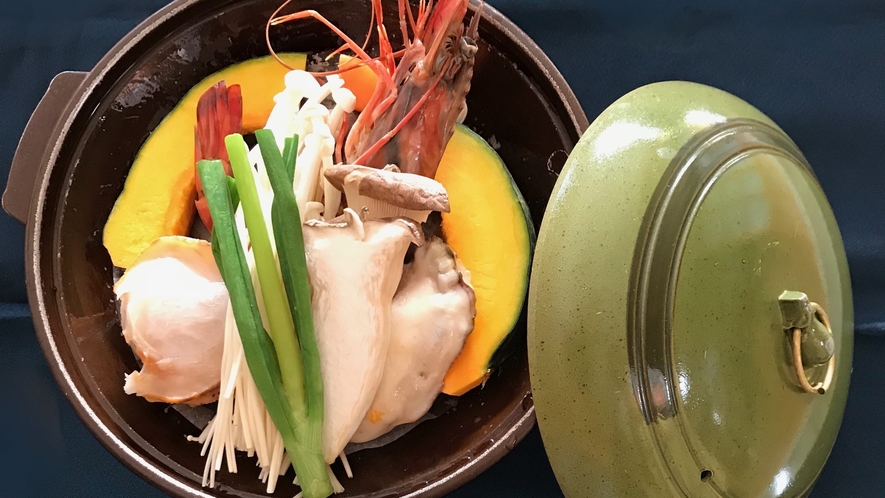 *【海鮮陶板焼き】海老・牡蠣・ホタテなどの海鮮をお野菜やきのこと一緒に蒸し焼きで。