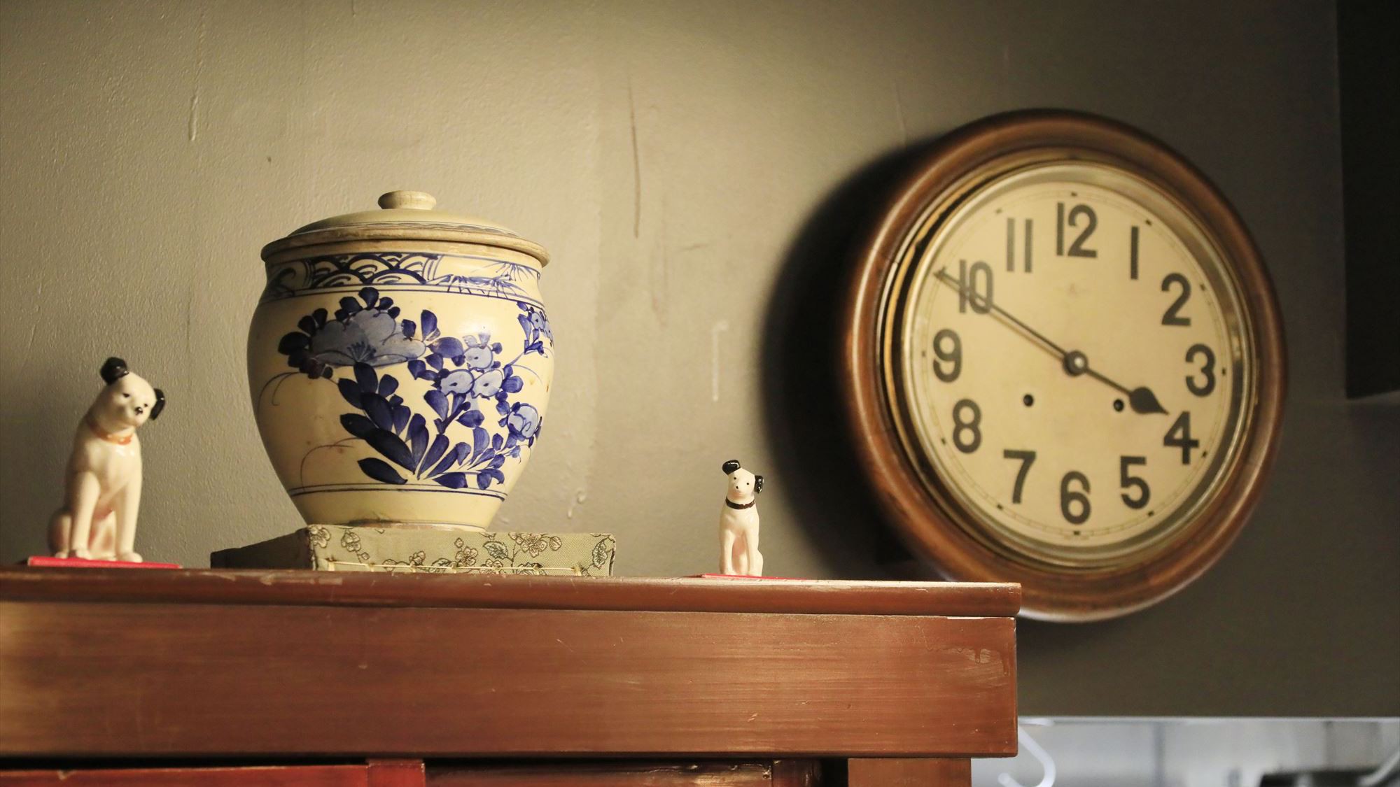 全国から集めた骨董品が並びます。