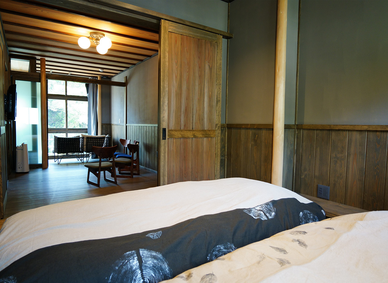 渓流を眺める温泉付き客室（リビング＋ツイン）　寝室からの眺め