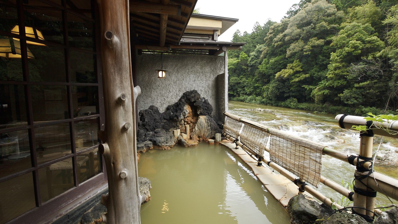 渓谷を望む庭園露天風呂