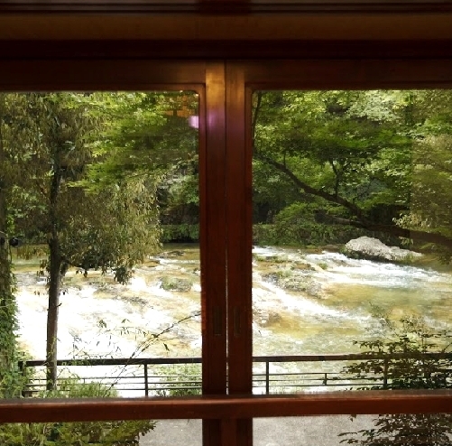 * 客房享有山間溪流的美景 & helip;