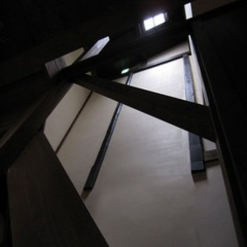 吹き抜けの階段スペース