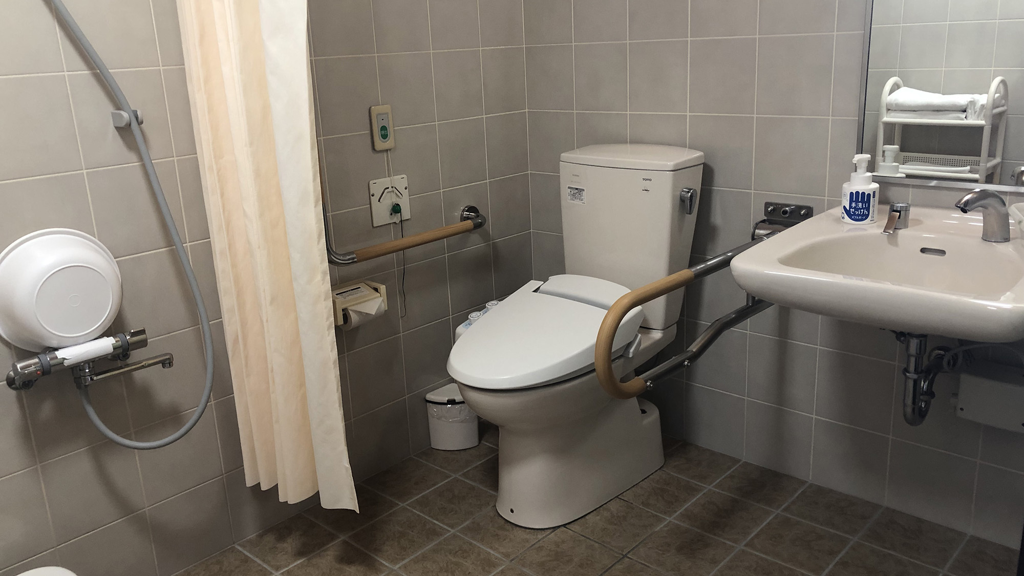 ・＜ツインルーム＞洗浄機能付きトイレ。手すり付きで立ち上がるのもラクラク