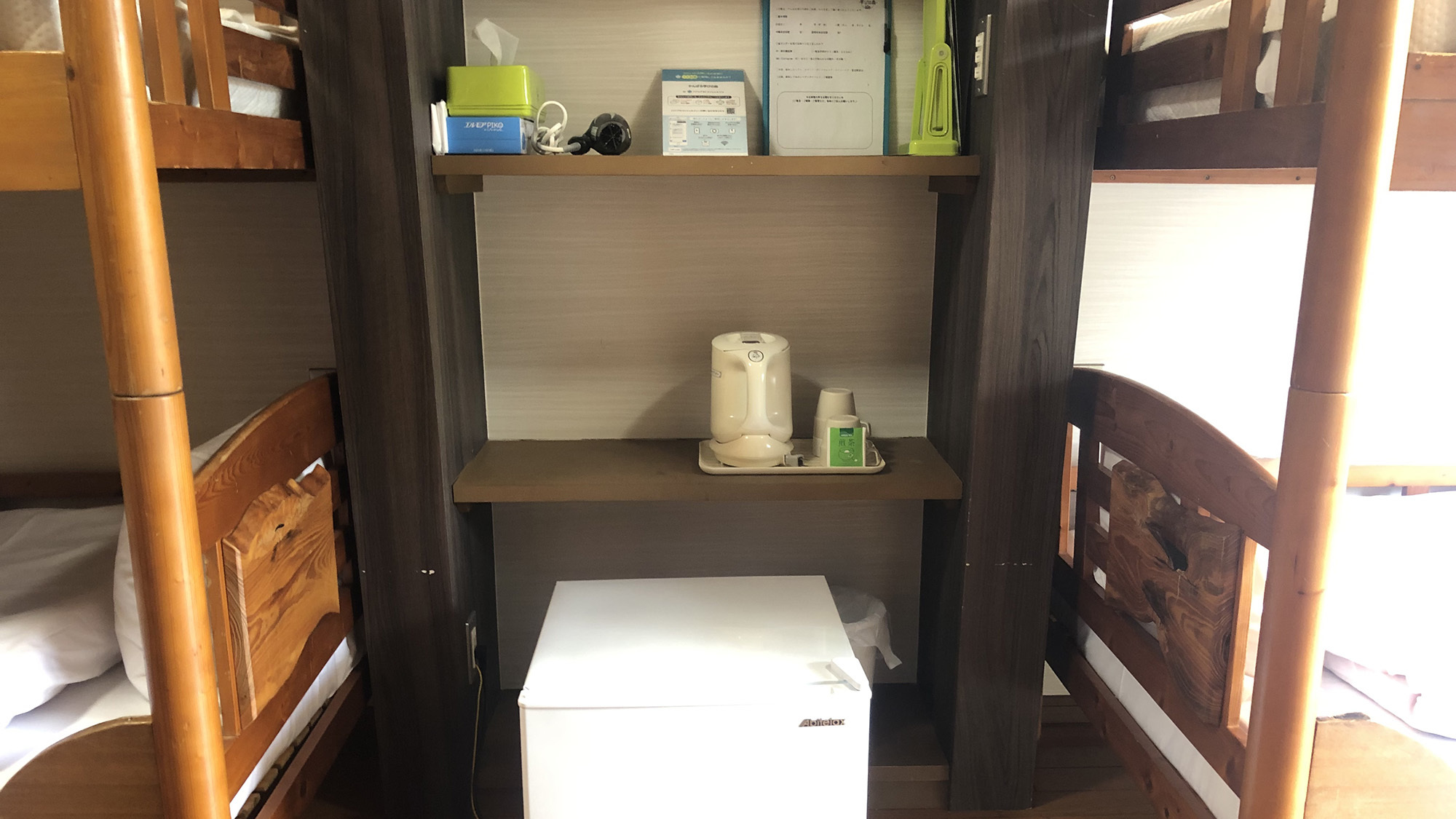 ・＜ファミリールーム＞2段ベッドの間に様々な設備をご用意しております