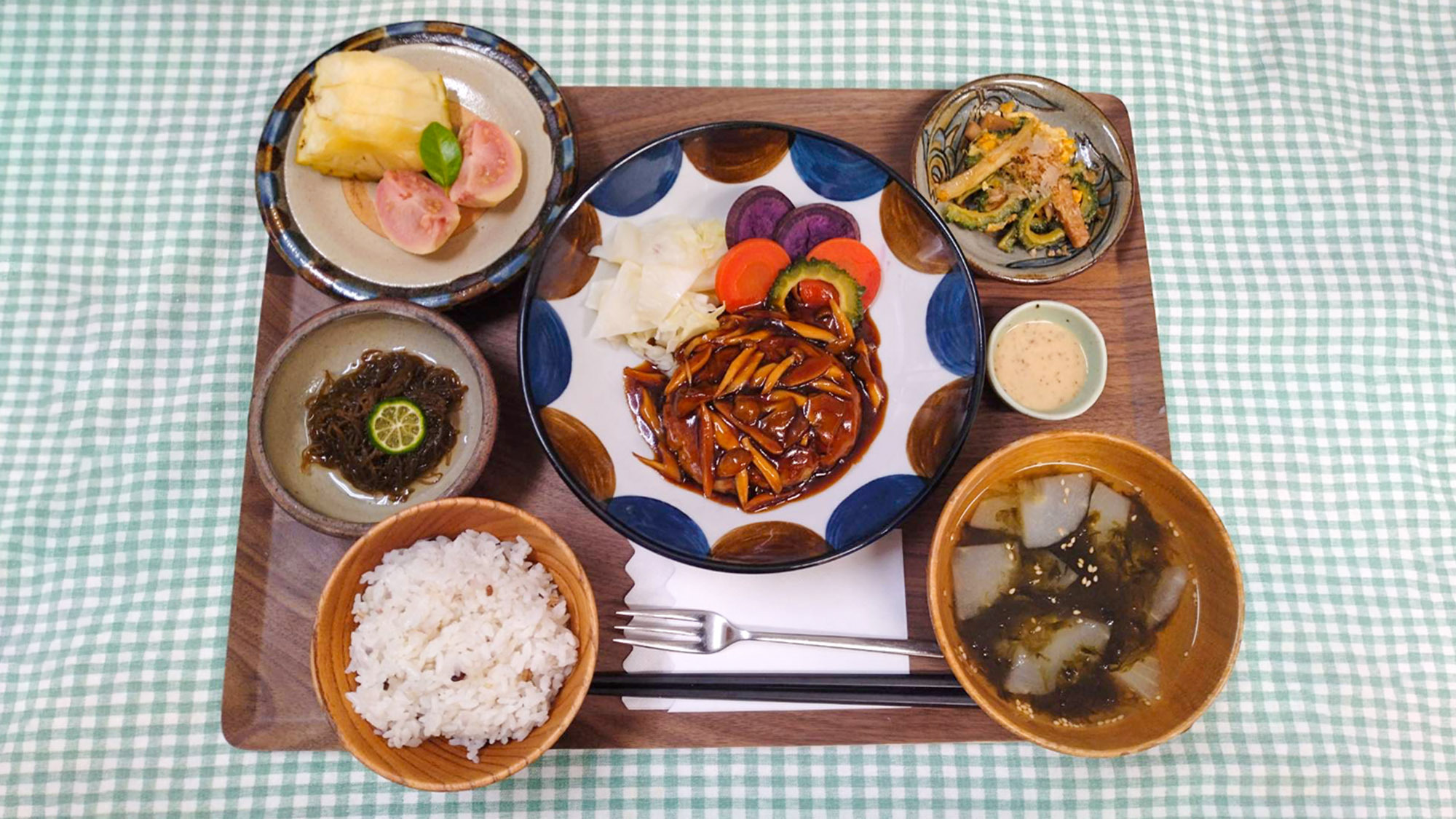 【秋冬SALE】【事前決済限定】2食付◎お夕食は地元料理を堪能！やんばるの自然を感じる探索ツアーも