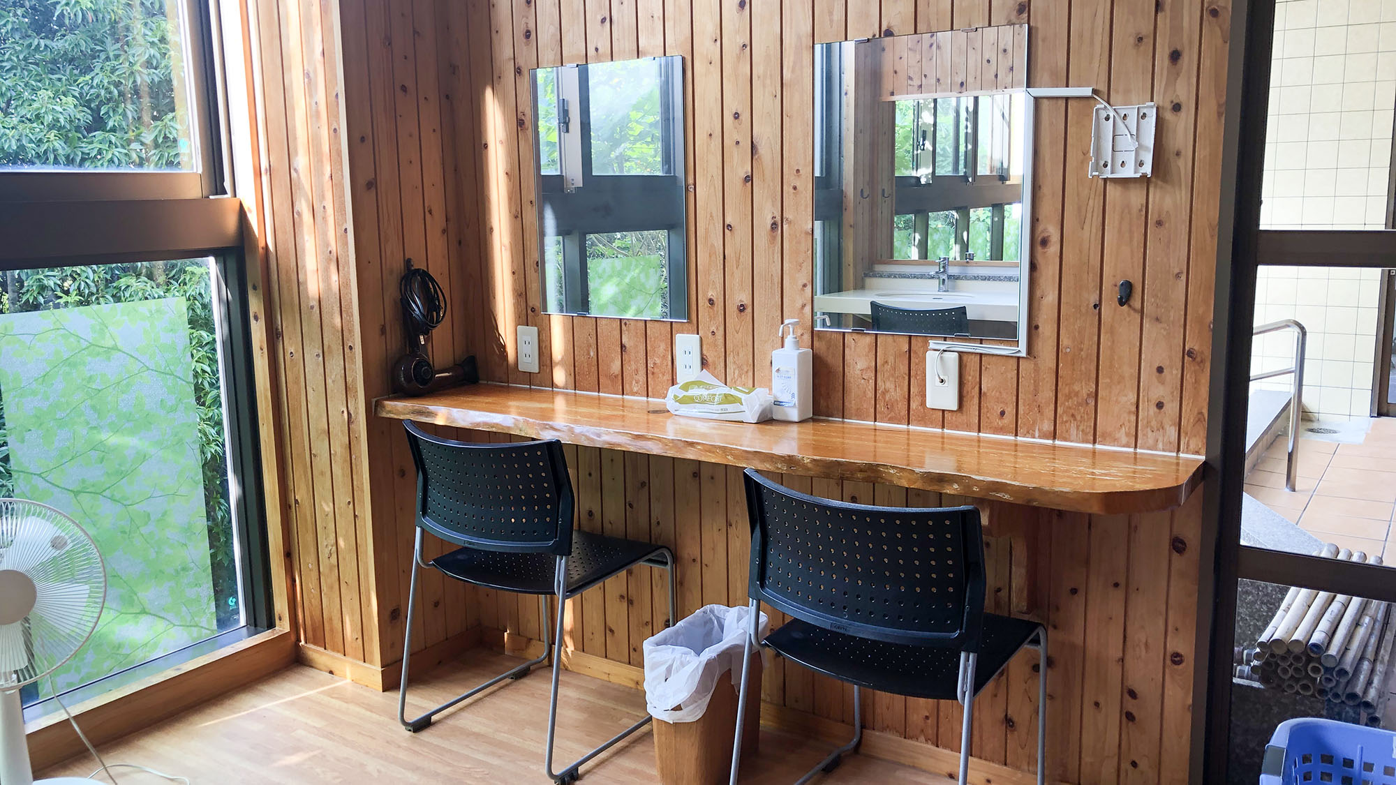 ・＜大浴場＞歯ブラシ、髭剃り、洗濯洗剤は各￥100にて購入可能。宿泊棟1階に有料の洗濯機・乾燥機あり