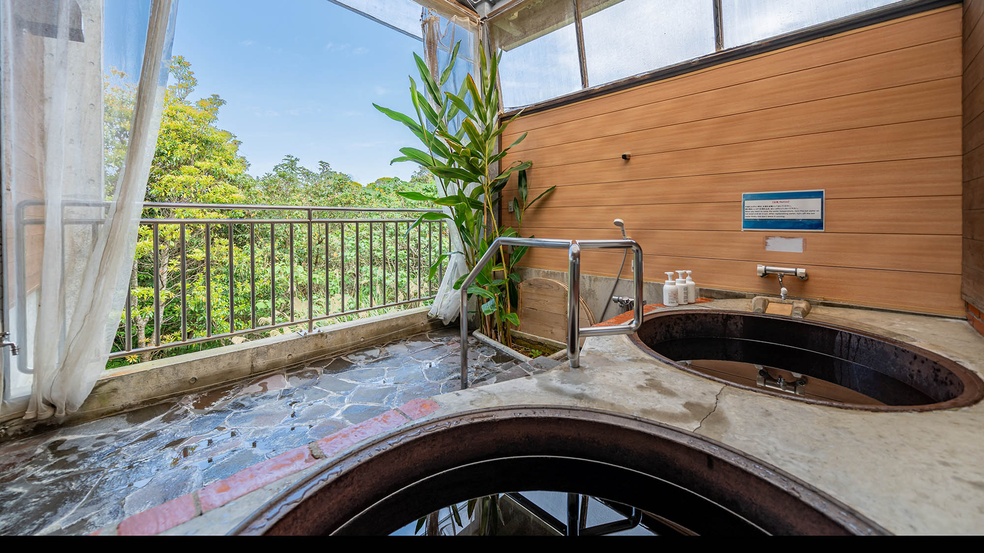 ・＜大浴場＞森の香りに包まれる露天風呂。五右衛門風呂で日頃の疲れを癒してください