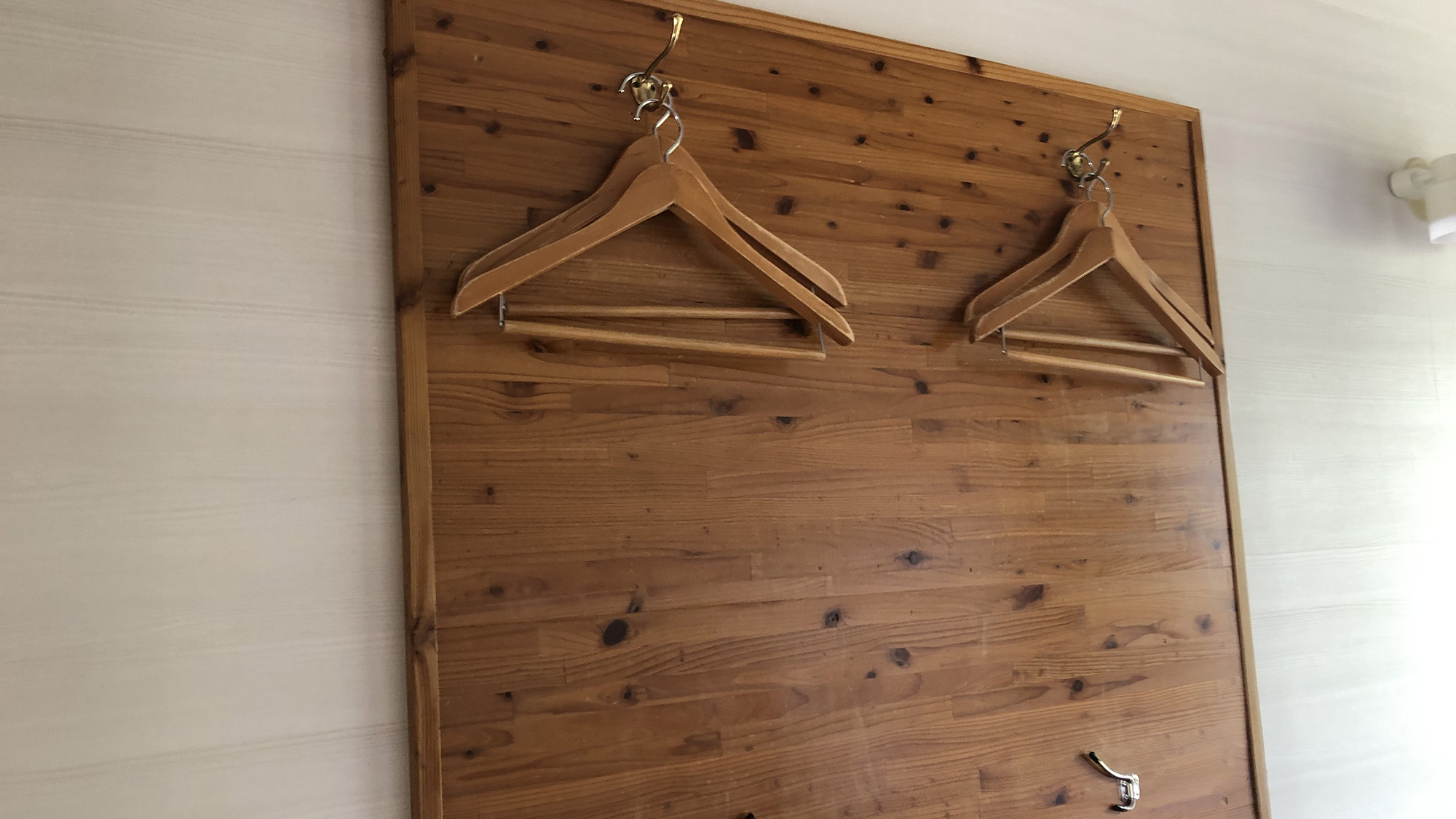 ・＜ツインルーム＞ハンガーを完備。しわを付けたくない衣類に是非ご利用ください