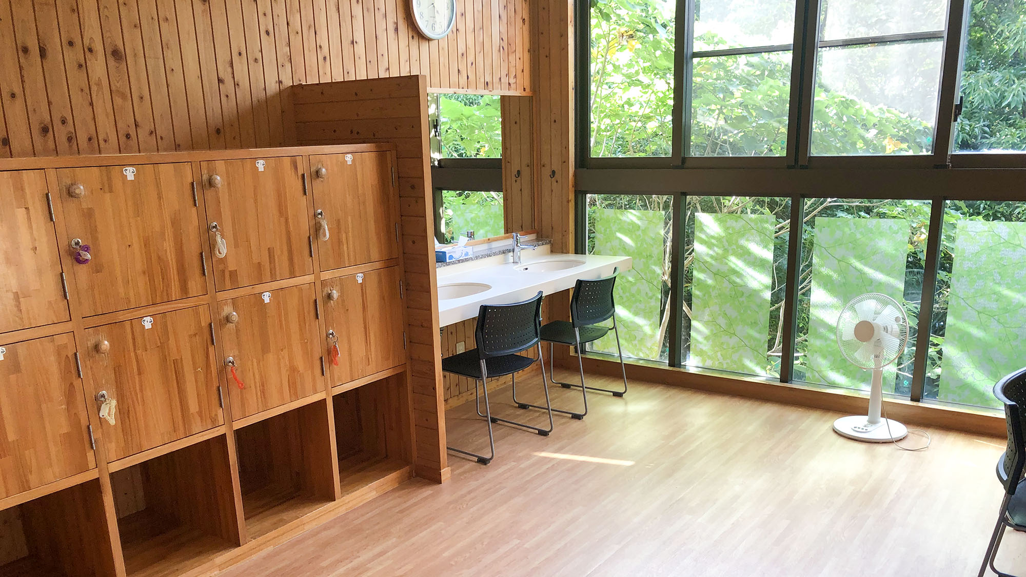 ・＜大浴場＞清潔感のある脱衣所。ほてった身体も扇風機でクールダウンできます