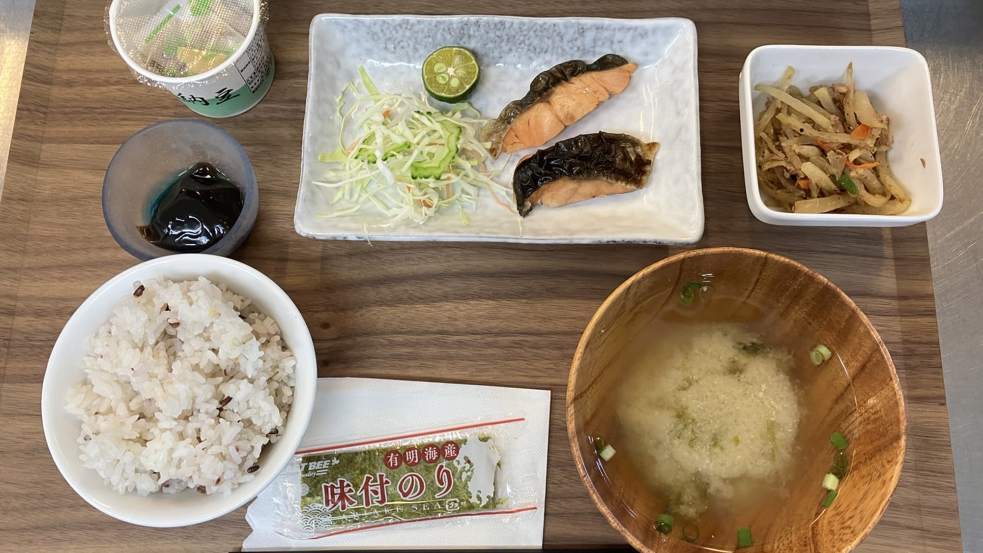 ・＜朝食一例＞お味噌汁を飲んで一日をスタート。身体も心もじんわり温まります