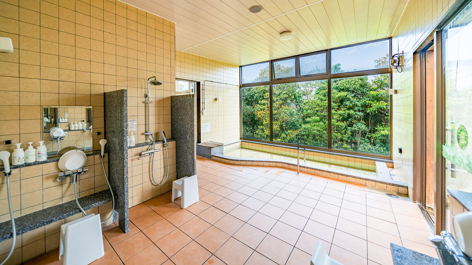 ・＜大浴場＞大きな窓から森を望むお風呂。緑とたっぷりのお湯で癒しの時間をお過ごしください