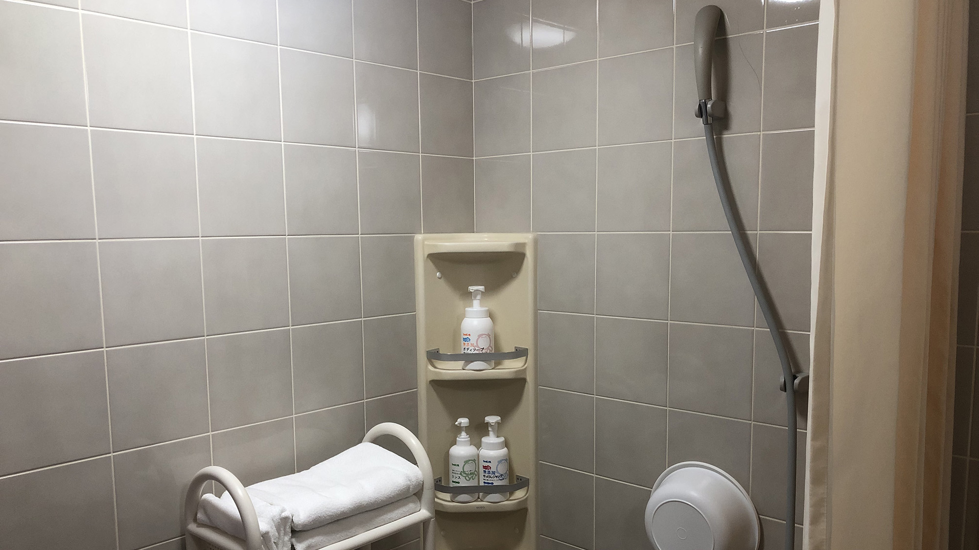 ・＜ツインルーム＞シャワースペースにはバスタオルやバスアメニティを完備