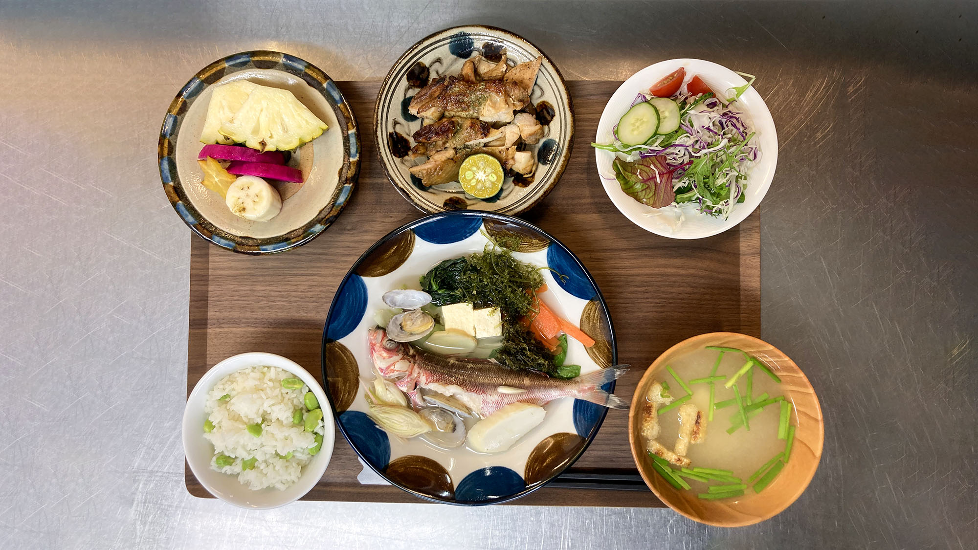 ・＜夕食一例＞色鮮やかでバランスの取れた夕食。沖縄ならではの食材を存分にお楽しみください