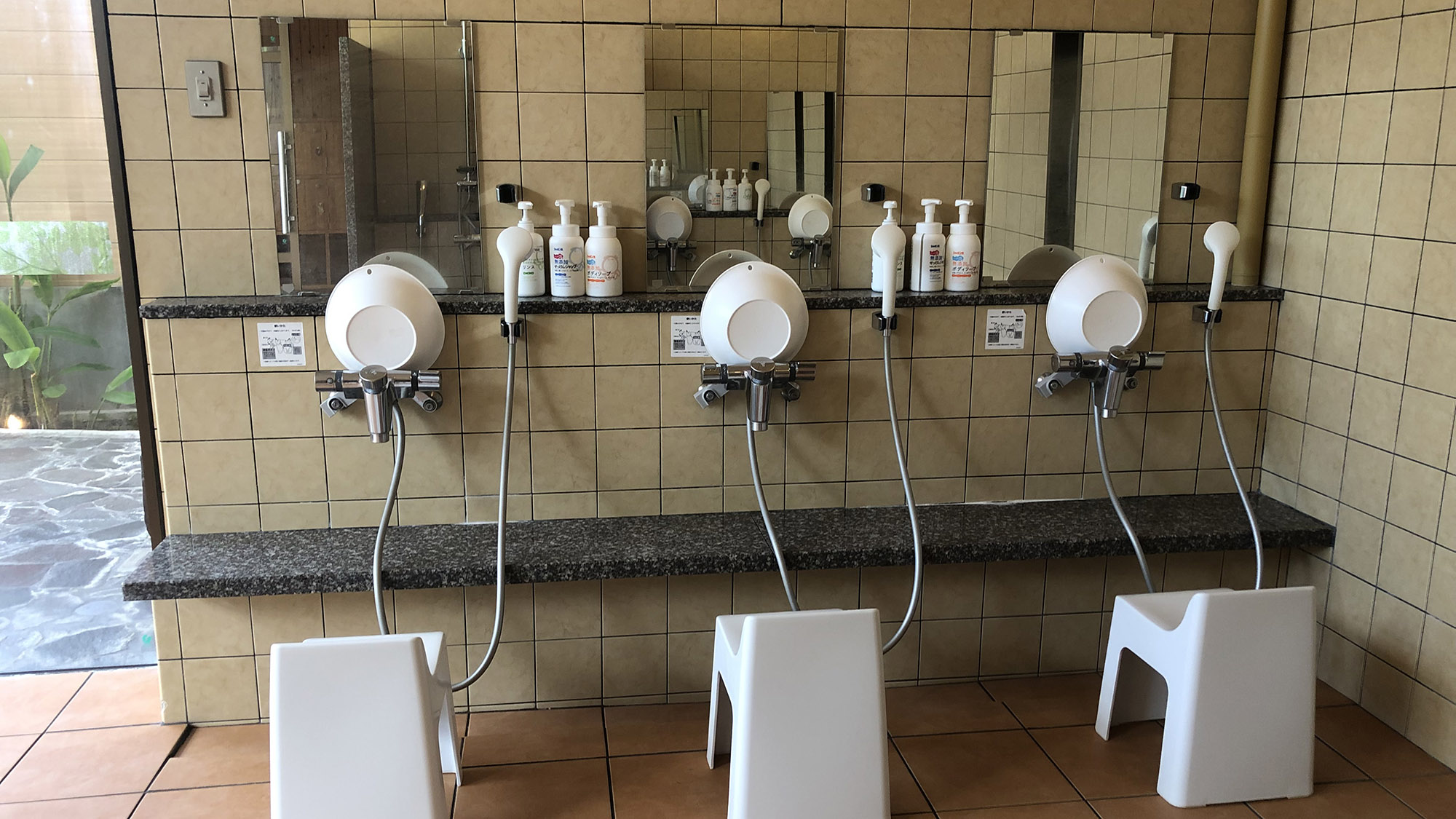 ・＜大浴場＞ゆとりのある洗い場。座りやすい椅子と大きな鏡もあってとても便利です