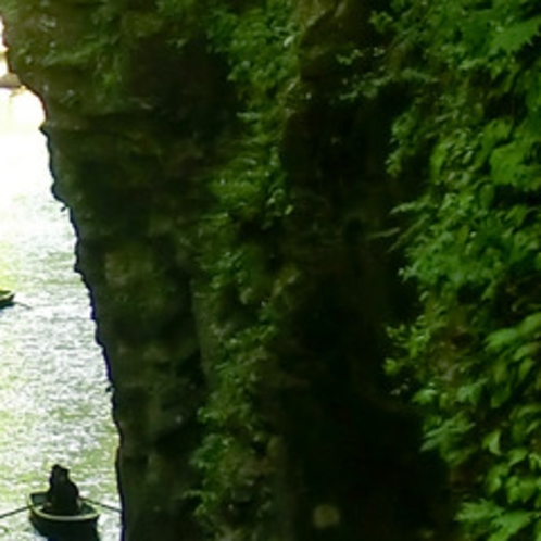 ＜高千穂峡＞木々の木漏れ日が水面にきらめく高千穂峡の美しい景色。