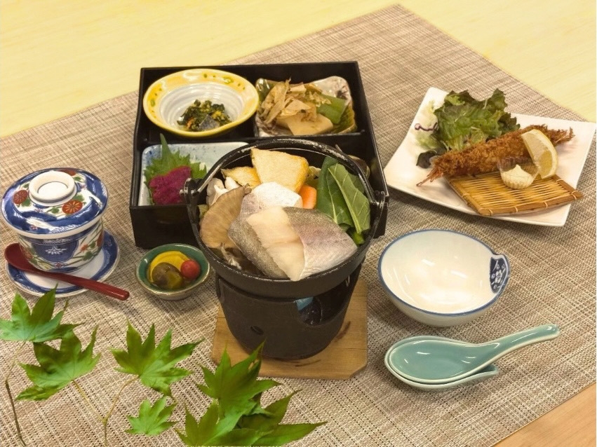 ◎【松花堂膳たら鍋（1泊2食付き）】体の芯まで温まる、味噌だし鍋◎