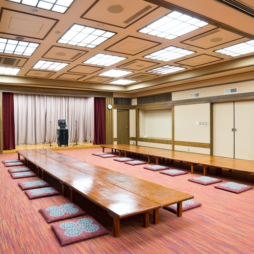 ◆れんげの間　ステージ・音響設備が整った空間は、60畳と30畳に分割してご利用頂けます